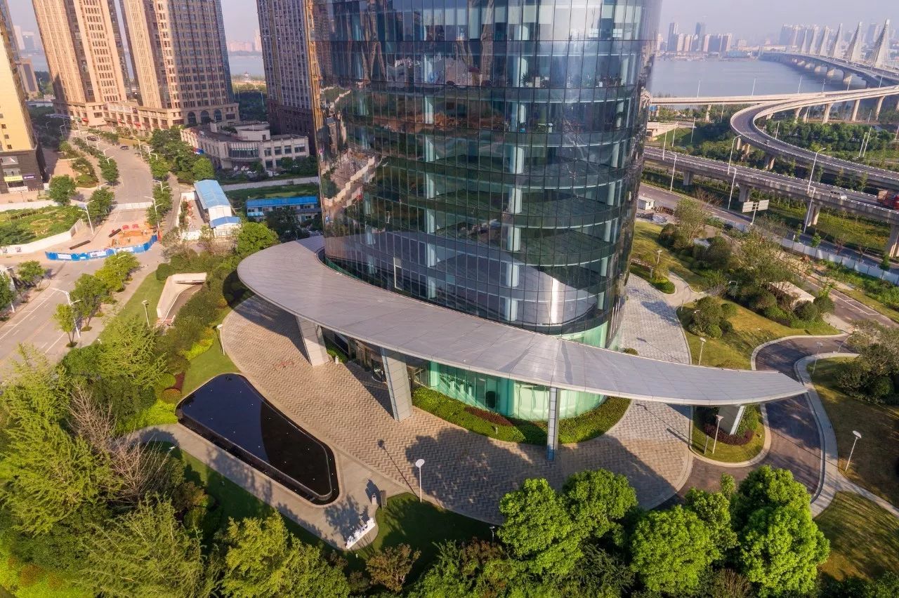资阳新力中心塔楼直接落地，无裙房