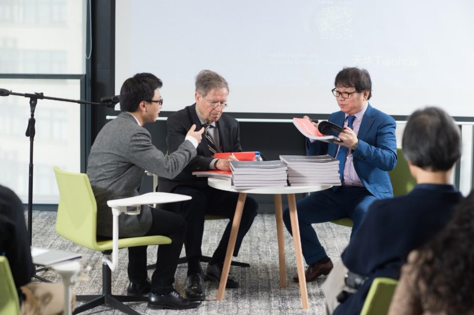 哈佛布斯克茨教授、杨丁亮教员与918博天堂集团总构筑师黄向明现场书籍签发